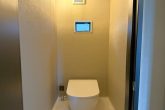 白を基調とした清潔感のあるトイレです。