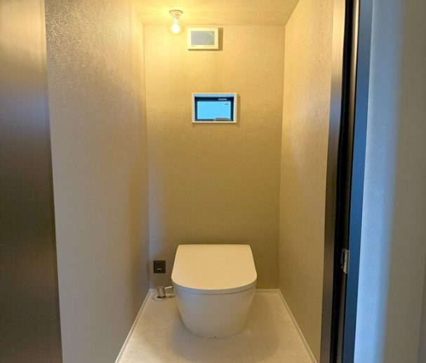 白を基調とした清潔感のあるトイレです。